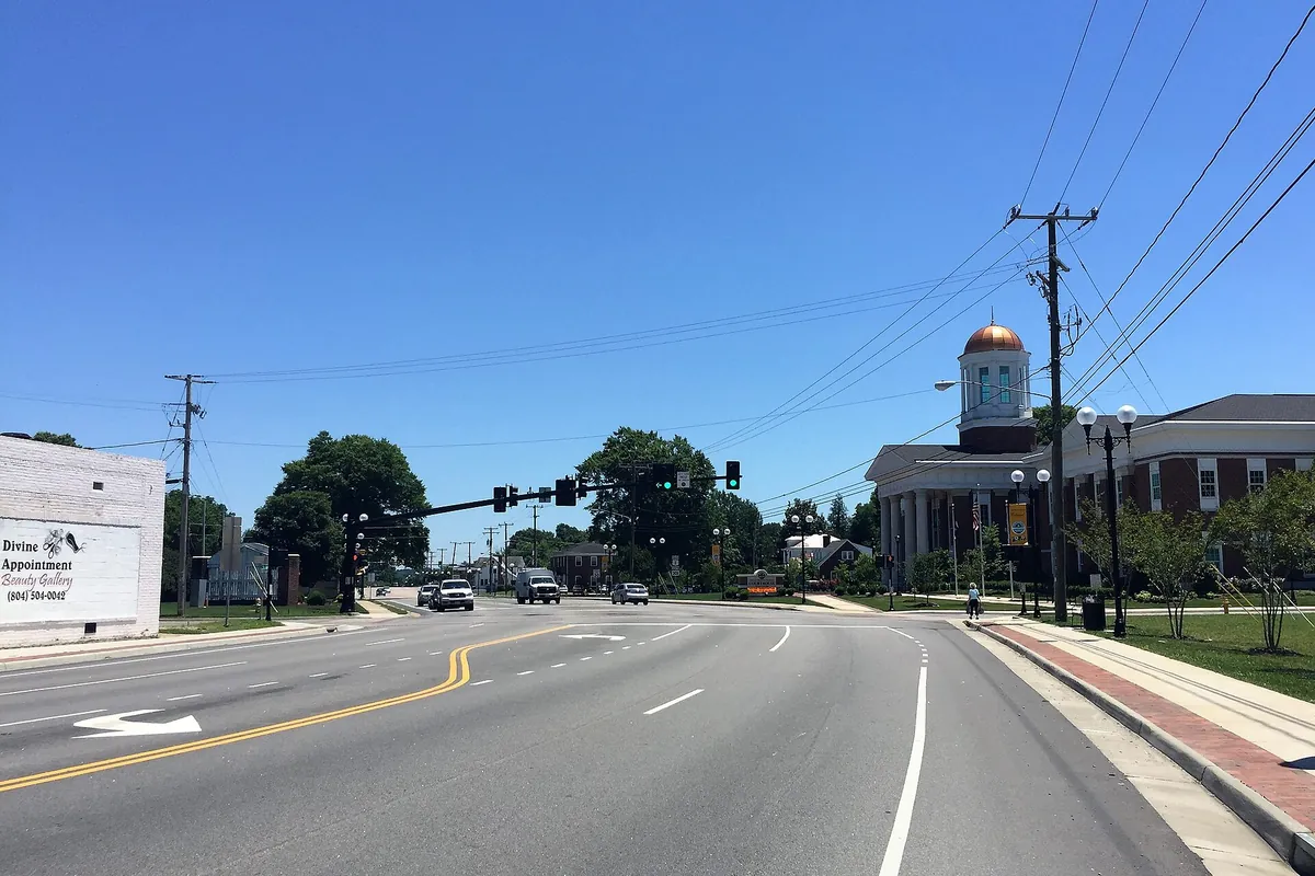 A view of the Colonial Heights Boulevard, with the courthouse on the right